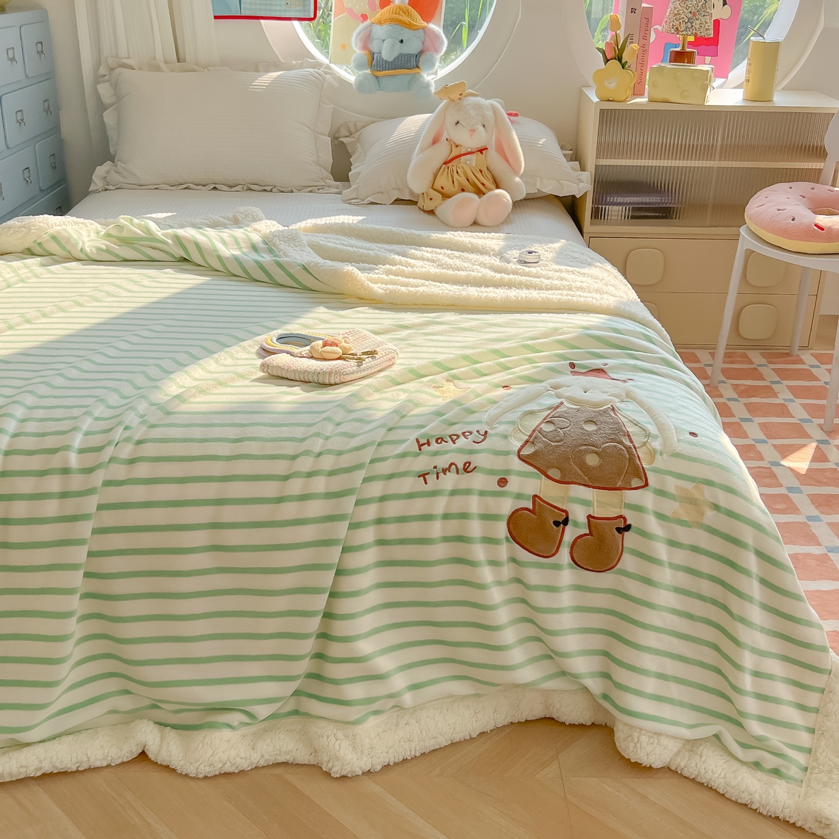 91家纺网 家纺一手货源 找家纺 子钦家纺 2025新款牛奶绒条纹贴布绣翻边毛毯 皇冠兔-绿条纹