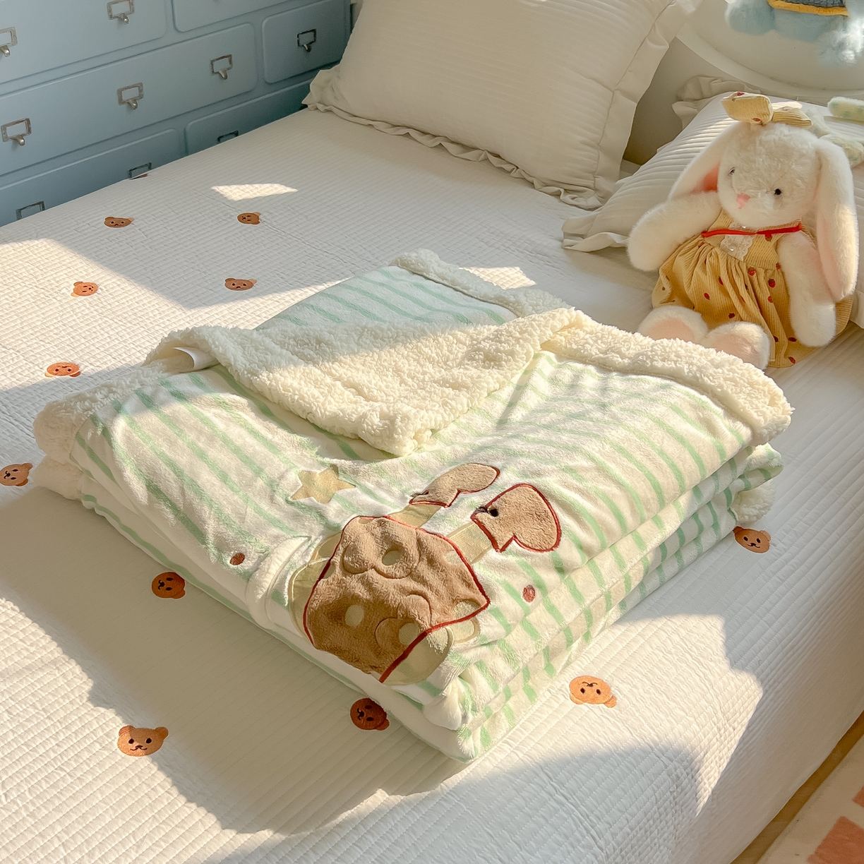 91家纺网 家纺一手货源 找家纺 子钦家纺 2025新款牛奶绒条纹贴布绣翻边毛毯 皇冠兔-绿条纹