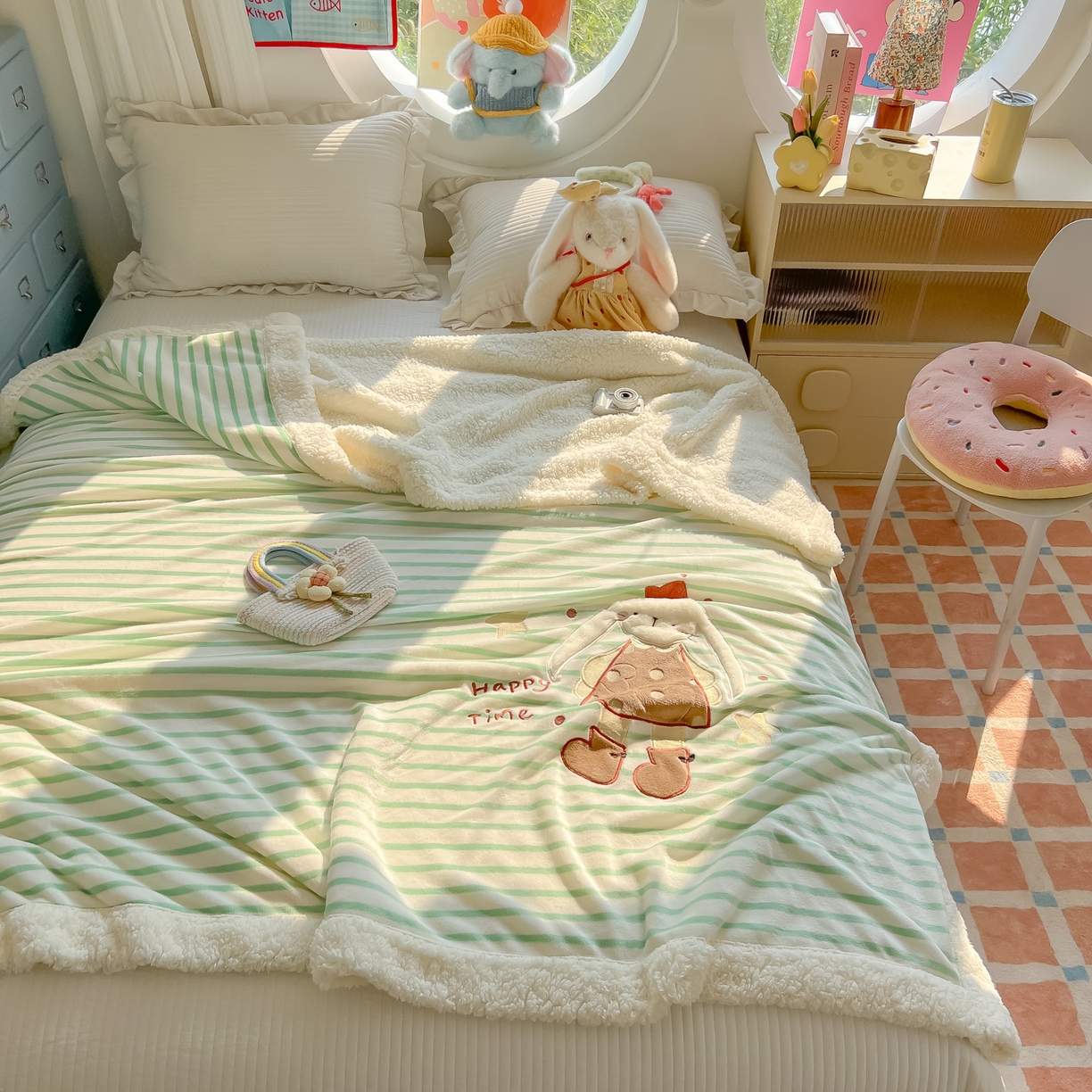 91家纺网 家纺一手货源 找家纺 子钦家纺 2025新款牛奶绒条纹贴布绣翻边毛毯 皇冠兔-绿条纹