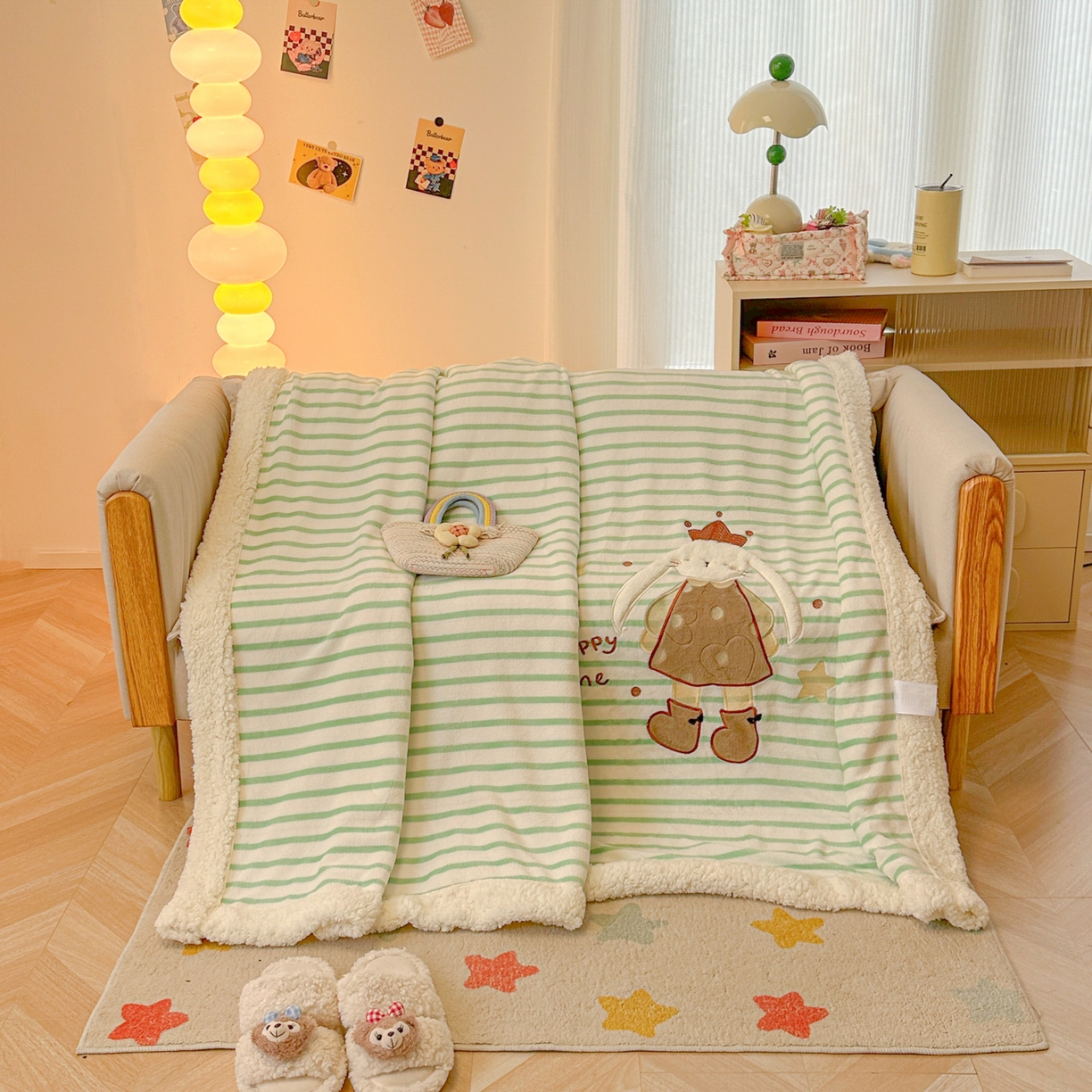 91家纺网 家纺一手货源 找家纺 子钦家纺 2025新款牛奶绒条纹贴布绣翻边毛毯 皇冠兔-绿条纹