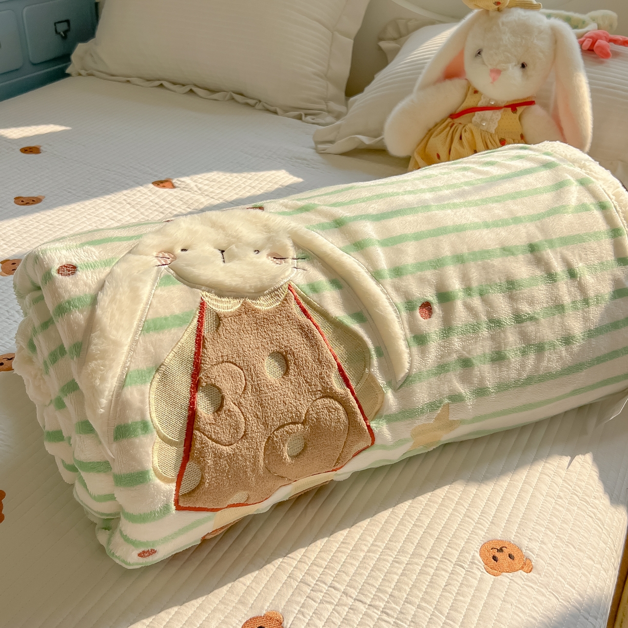 91家纺网 家纺一手货源 找家纺 子钦家纺 2025新款牛奶绒条纹贴布绣翻边毛毯 皇冠兔-绿条纹