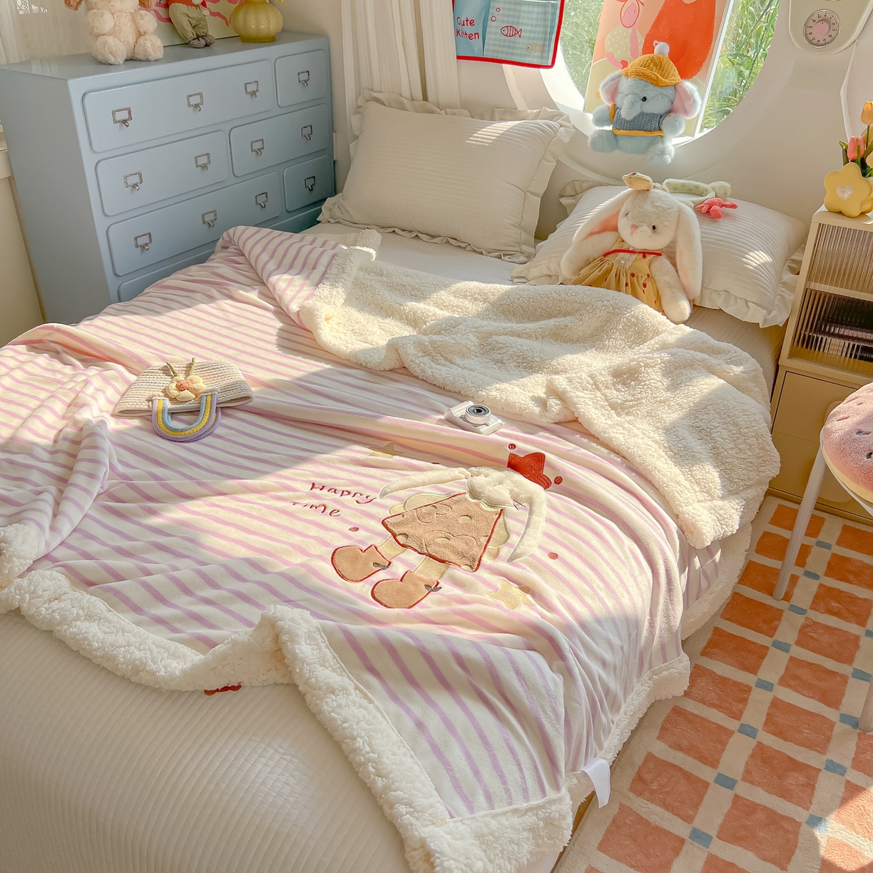 91家纺网 家纺一手货源 找家纺 子钦家纺 2025新款牛奶绒条纹贴布绣翻边毛毯 皇冠兔-紫条纹