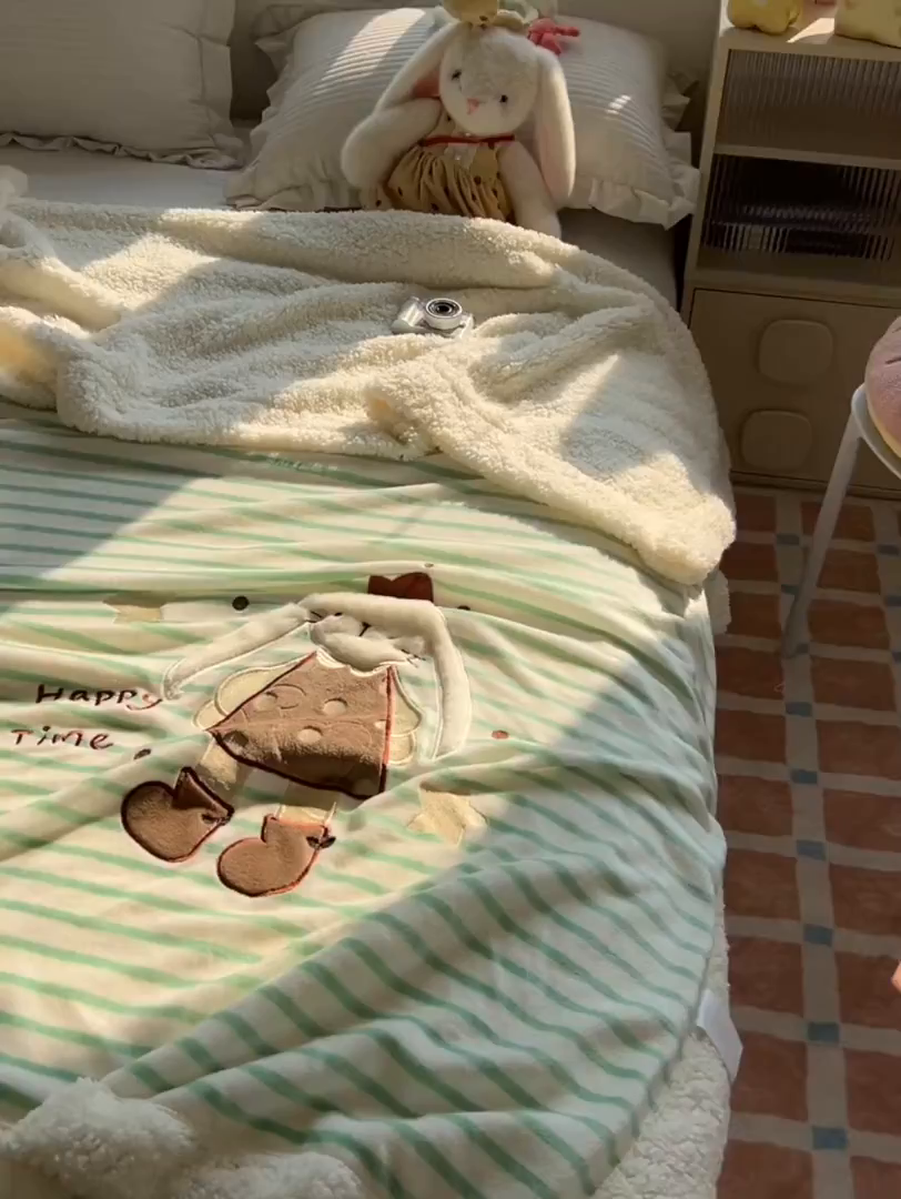 91家纺网 家纺一手货源 找家纺 子钦家纺 2025新款牛奶绒条纹贴布绣翻边毛毯 皇冠兔-绿条纹