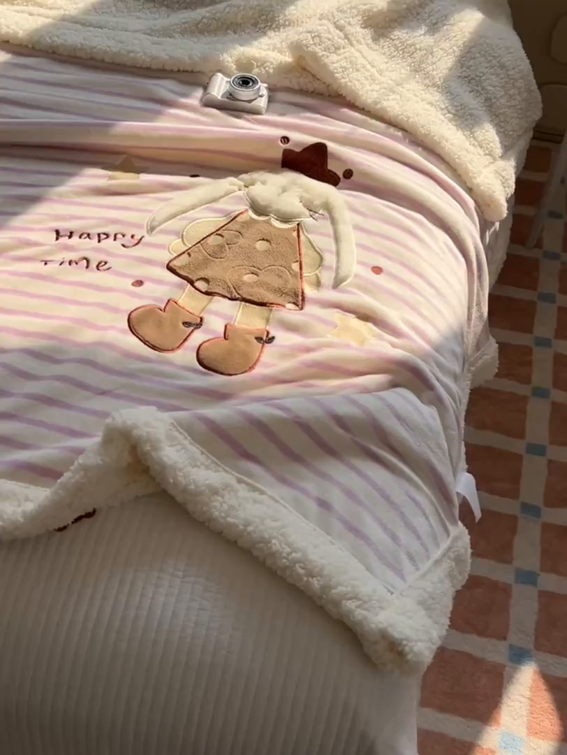 91家纺网 家纺一手货源 找家纺 子钦家纺 2025新款牛奶绒条纹贴布绣翻边毛毯 皇冠兔-紫条纹