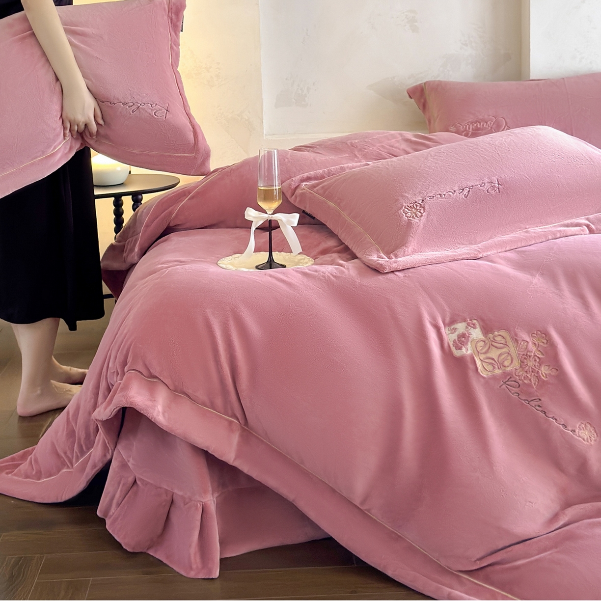 91家纺网 家纺一手货源 找家纺 （总）芯丝路枕业 2025新款蚕丝棉四件套-格莱魅系列