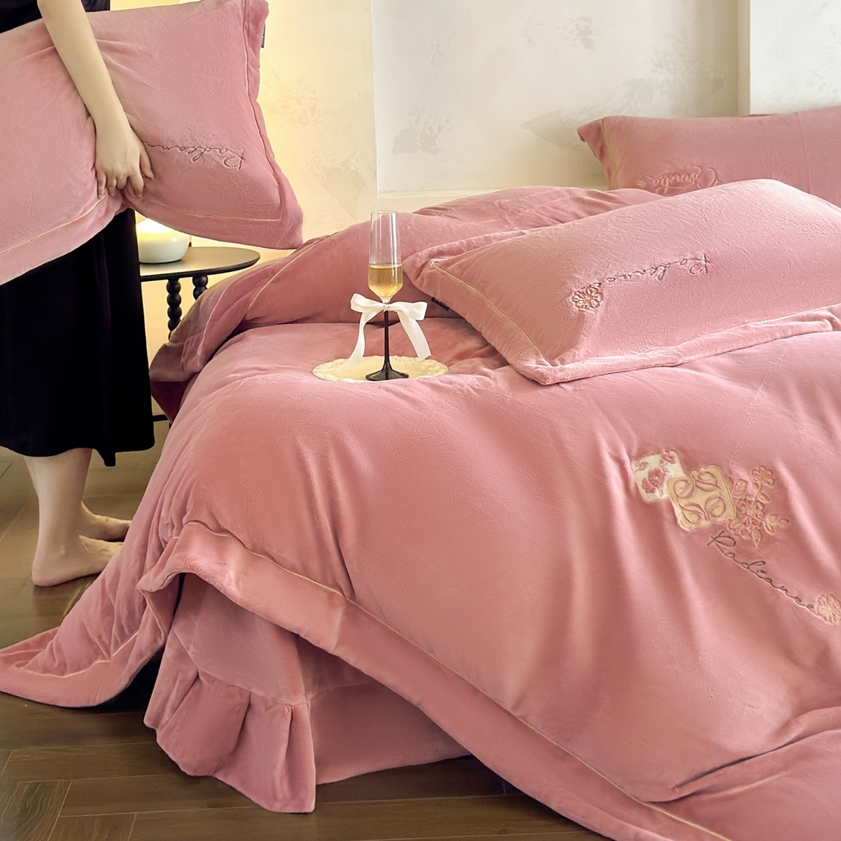 91家纺网 家纺一手货源 找家纺 （总）芯丝路枕业 2025新款蚕丝棉四件套-格莱魅系列