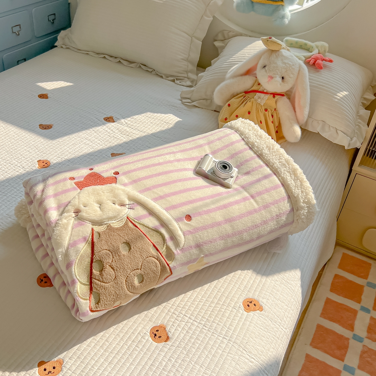 91家纺网 家纺一手货源 找家纺 子钦家纺 2025新款牛奶绒条纹贴布绣翻边毛毯 皇冠兔-紫条纹