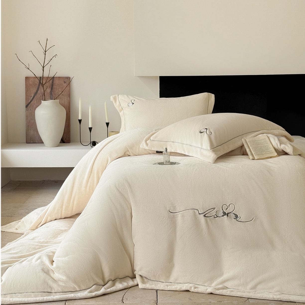 91家纺网 家纺一手货源 找家纺 芯丝路枕业 2025新款蚕丝棉四件套-月桂故事系列 奶油白