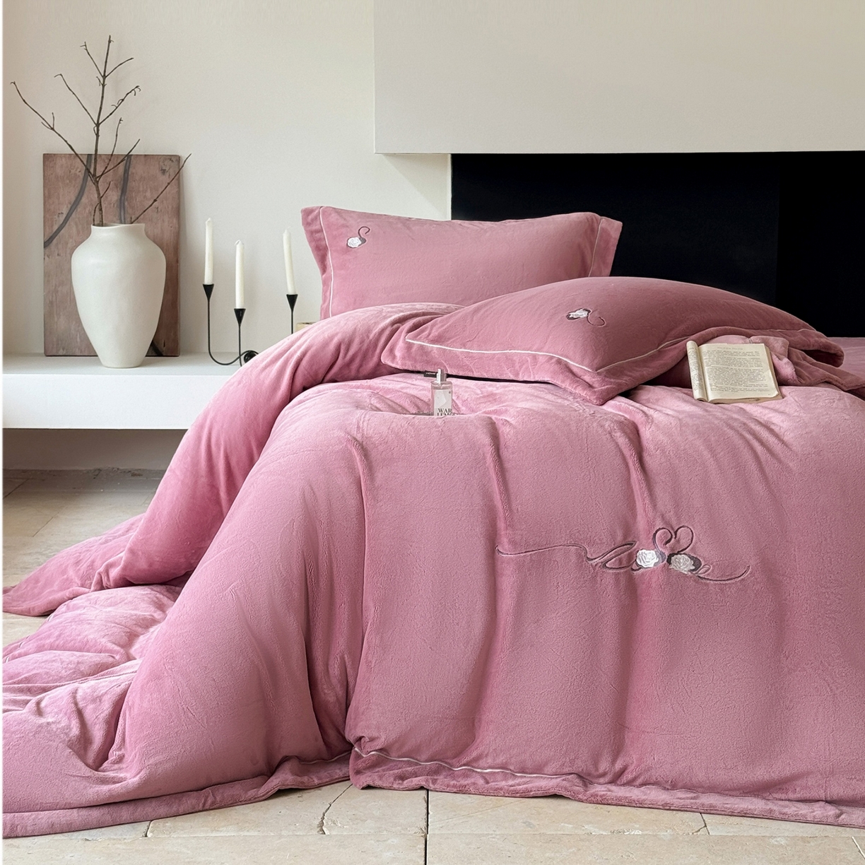 91家纺网 家纺一手货源 找家纺 芯丝路枕业 2025新款蚕丝棉四件套-月桂故事系列 星云豆沙