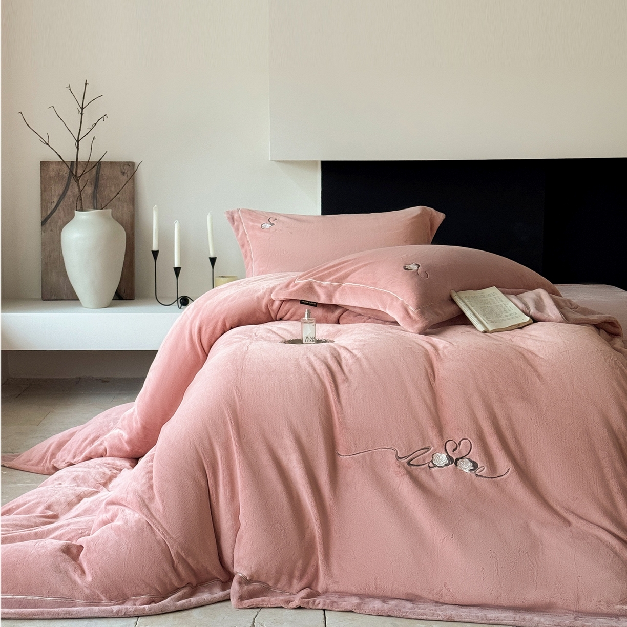 91家纺网 家纺一手货源 找家纺 芯丝路枕业 2025新款蚕丝棉四件套-月桂故事系列 月桃粉