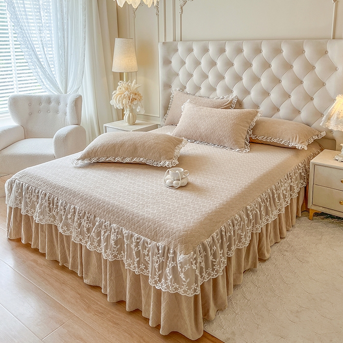 91家纺网 家纺一手货源 找家纺 （总）网红馆（ck家纺） 2025新款雕花牛奶绒床裙系列单床裙-蜜语甜心