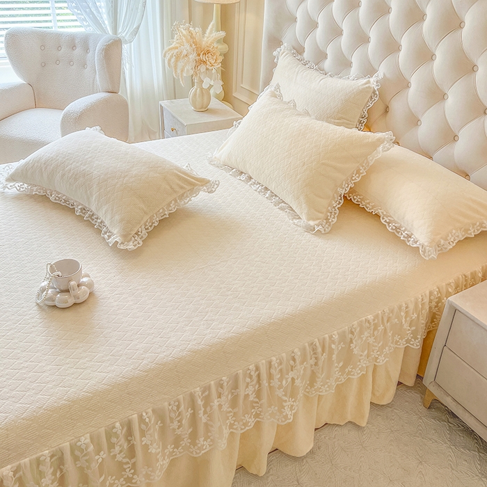 91家纺网 家纺一手货源 找家纺 网红馆（ck家纺） 2025新款雕花牛奶绒床裙系列单床裙-蜜语甜心 蜜语甜心-米白