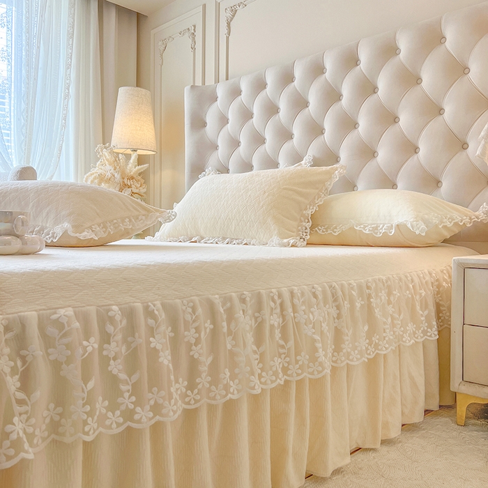 91家纺网 家纺一手货源 找家纺 网红馆（ck家纺） 2025新款雕花牛奶绒床裙系列单床裙-蜜语甜心 蜜语甜心-米白