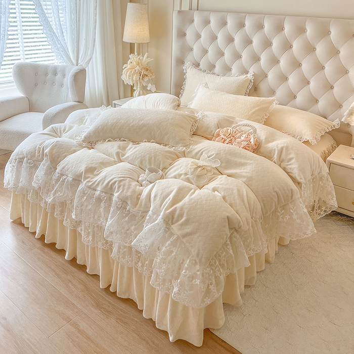 91家纺网 家纺一手货源 找家纺 网红馆（ck家纺） 2025新款雕花牛奶绒床裙系列单床裙-蜜语甜心 蜜语甜心-米白