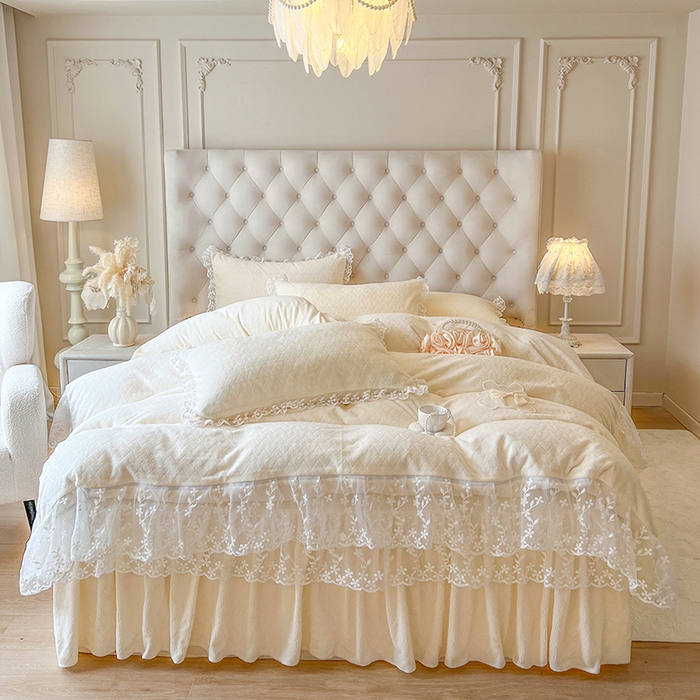 91家纺网 家纺一手货源 找家纺 网红馆（ck家纺） 2025新款雕花牛奶绒床裙系列单床裙-蜜语甜心 蜜语甜心-米白