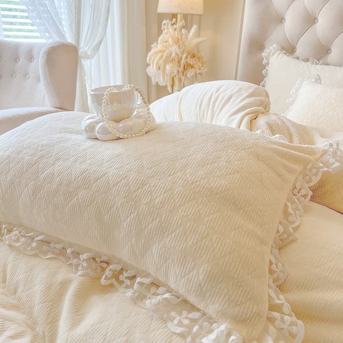 91家纺网 家纺一手货源 找家纺 网红馆（ck家纺） 2025新款雕花牛奶绒床裙系列单床裙-蜜语甜心 蜜语甜心-米白