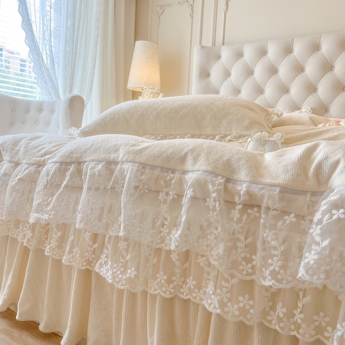 91家纺网 家纺一手货源 找家纺 网红馆（ck家纺） 2025新款雕花牛奶绒床裙系列单床裙-蜜语甜心 蜜语甜心-米白