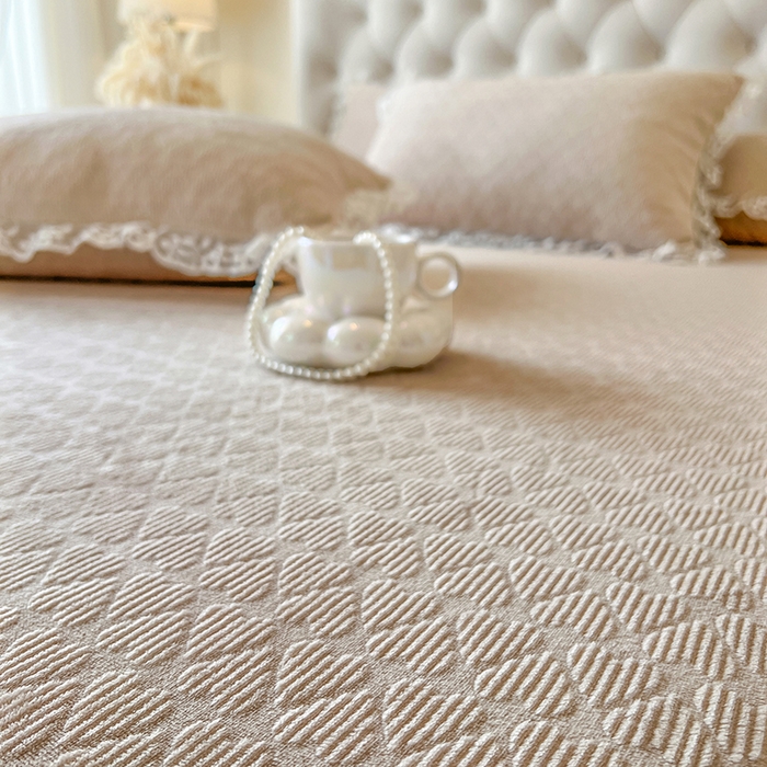 91家纺网 家纺一手货源 找家纺 （总）网红馆（ck家纺） 2025新款雕花牛奶绒床裙系列单床裙-蜜语甜心