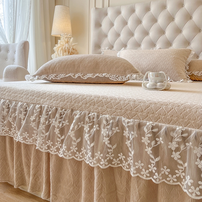 91家纺网 家纺一手货源 找家纺 网红馆（ck家纺） 2025新款雕花牛奶绒床裙系列单床裙-蜜语甜心 蜜语甜心-卡其