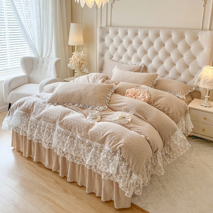 91家纺网 家纺一手货源 找家纺 网红馆（ck家纺） 2025新款雕花牛奶绒床裙系列单床裙-蜜语甜心 蜜语甜心-卡其