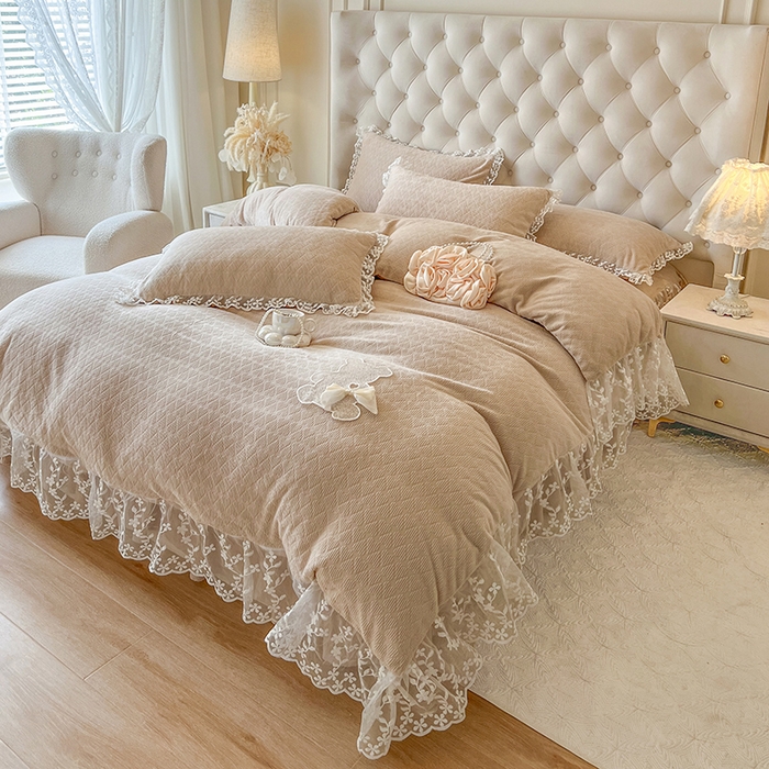 91家纺网 家纺一手货源 找家纺 网红馆（ck家纺） 2025新款雕花牛奶绒床裙系列单床裙-蜜语甜心 蜜语甜心-卡其