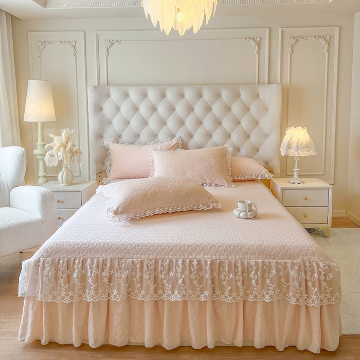 91家纺网 家纺一手货源 找家纺 （总）网红馆（ck家纺） 2025新款雕花牛奶绒床裙系列单床裙-蜜语甜心