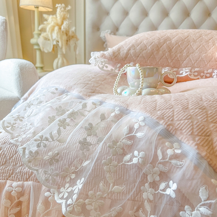 91家纺网 家纺一手货源 找家纺 网红馆（ck家纺） 2025新款雕花牛奶绒床裙系列单床裙-蜜语甜心 蜜语甜心-浅玉