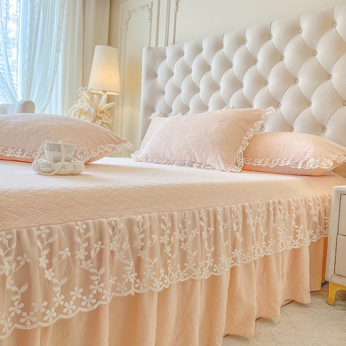 91家纺网 家纺一手货源 找家纺 网红馆（ck家纺） 2025新款雕花牛奶绒床裙系列单床裙-蜜语甜心 蜜语甜心-浅玉