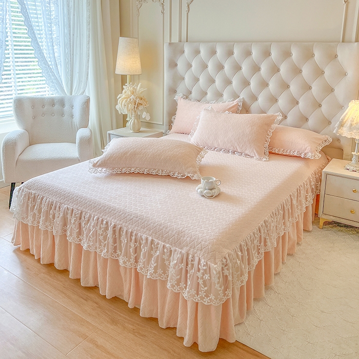 91家纺网 家纺一手货源 找家纺 网红馆（ck家纺） 2025新款雕花牛奶绒床裙系列单床裙-蜜语甜心 蜜语甜心-浅玉