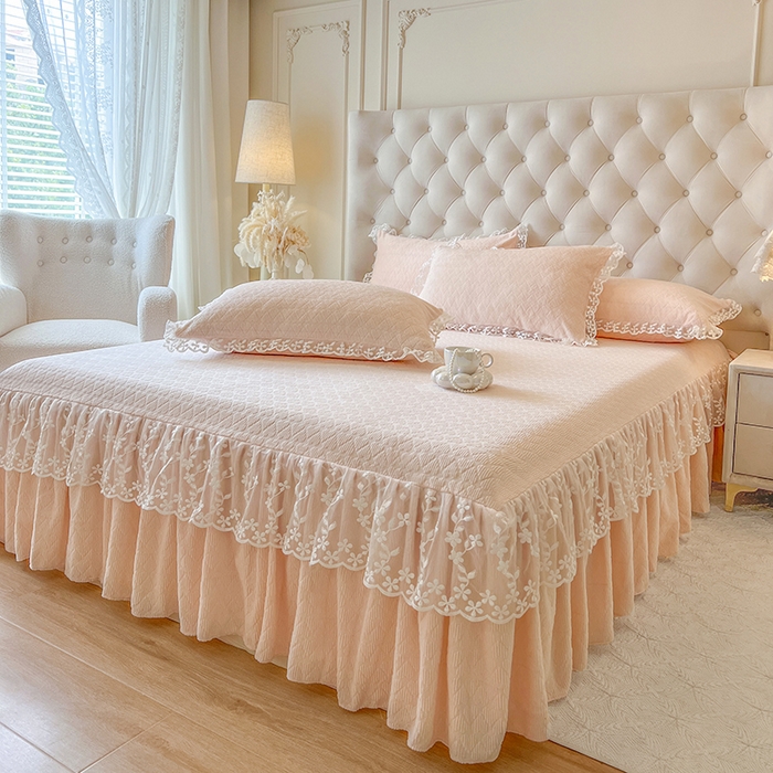 91家纺网 家纺一手货源 找家纺 网红馆（ck家纺） 2025新款雕花牛奶绒床裙系列单床裙-蜜语甜心 蜜语甜心-浅玉