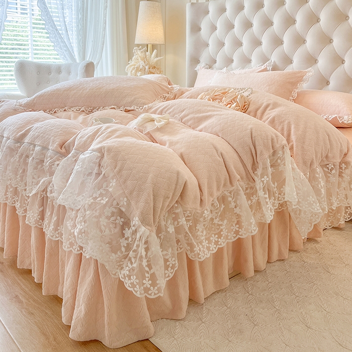 91家纺网 家纺一手货源 找家纺 网红馆（ck家纺） 2025新款雕花牛奶绒床裙系列单床裙-蜜语甜心 蜜语甜心-浅玉