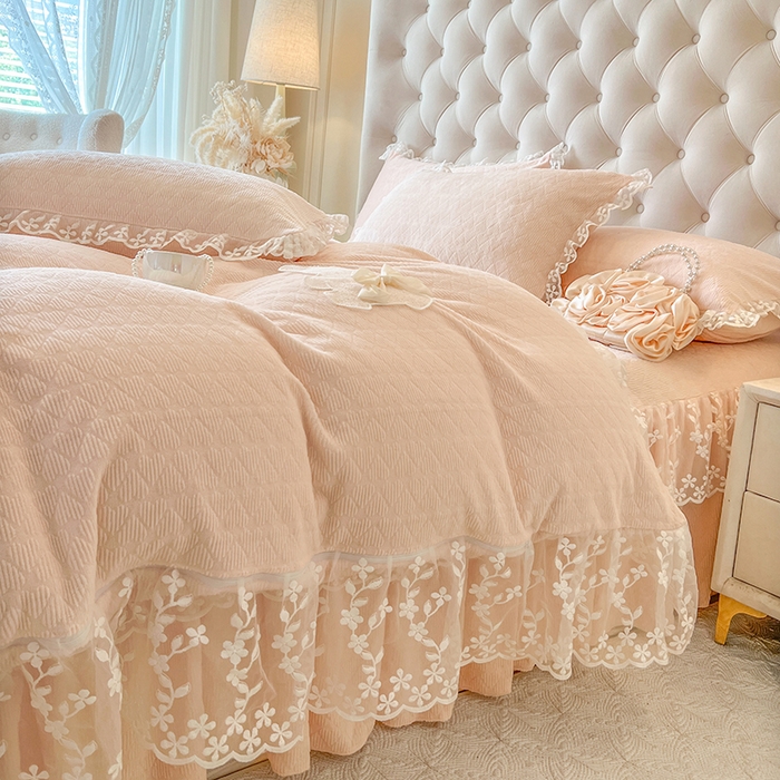 91家纺网 家纺一手货源 找家纺 网红馆（ck家纺） 2025新款雕花牛奶绒床裙系列单床裙-蜜语甜心 蜜语甜心-浅玉