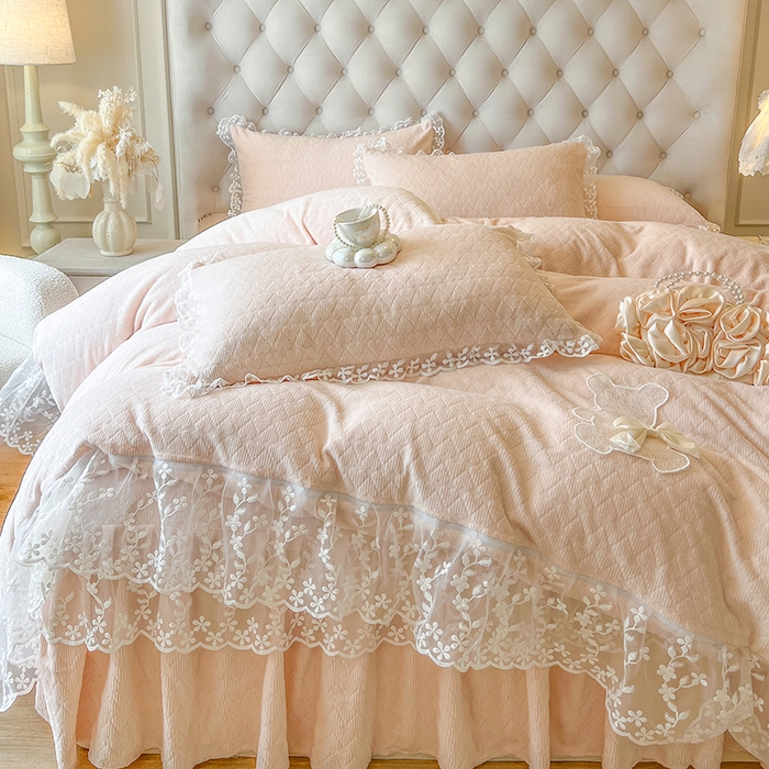 91家纺网 家纺一手货源 找家纺 网红馆（ck家纺） 2025新款雕花牛奶绒床裙系列单床裙-蜜语甜心 蜜语甜心-浅玉