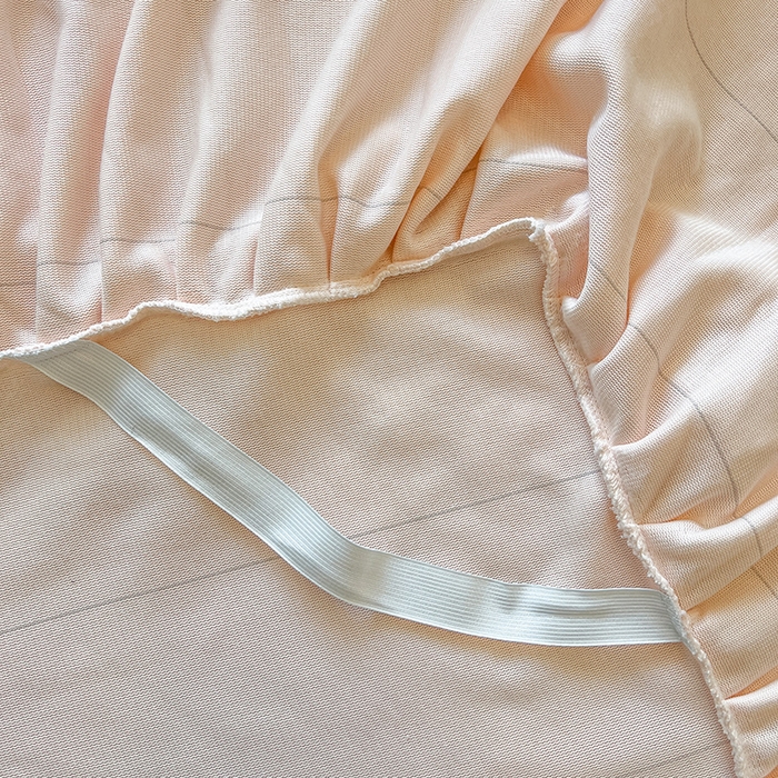 91家纺网 家纺一手货源 找家纺 网红馆（ck家纺） 2025新款雕花牛奶绒床裙系列单床裙-蜜语甜心 蜜语甜心-浅玉