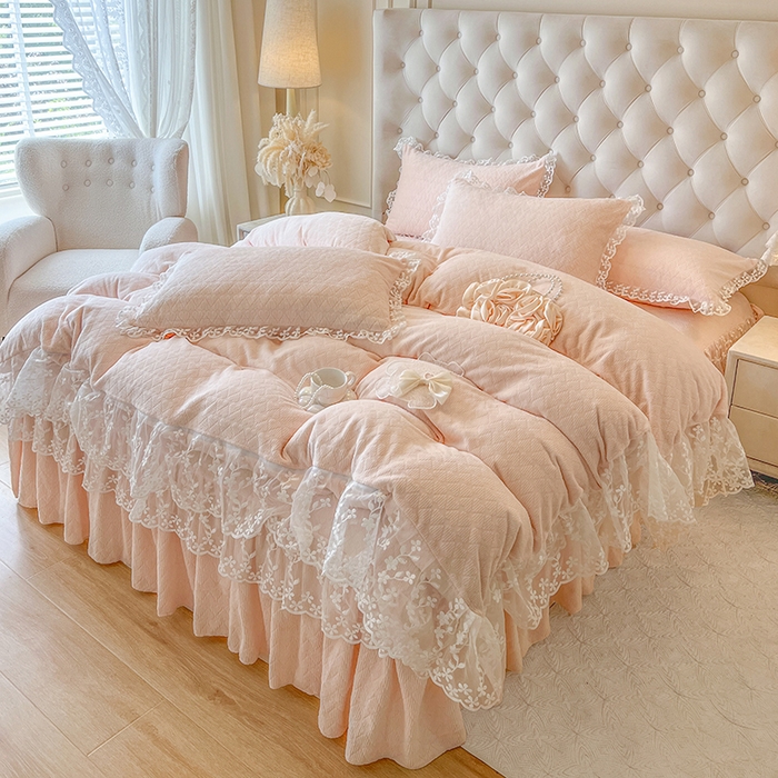 91家纺网 家纺一手货源 找家纺 网红馆（ck家纺） 2025新款雕花牛奶绒床裙系列单床裙-蜜语甜心 蜜语甜心-浅玉