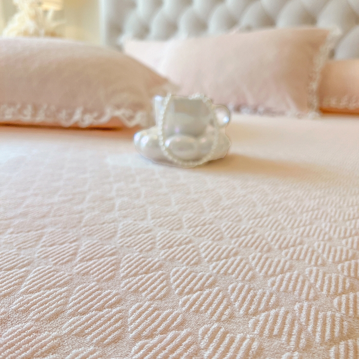 91家纺网 家纺一手货源 找家纺 网红馆（ck家纺） 2025新款雕花牛奶绒床裙系列单床裙-蜜语甜心 蜜语甜心-浅玉