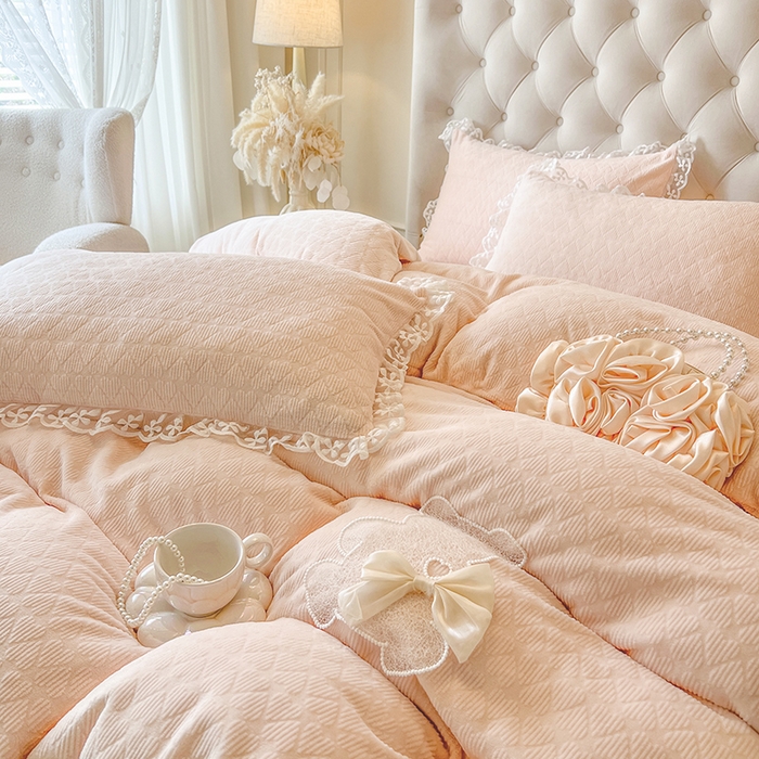 91家纺网 家纺一手货源 找家纺 网红馆（ck家纺） 2025新款雕花牛奶绒床裙系列单床裙-蜜语甜心 蜜语甜心-浅玉