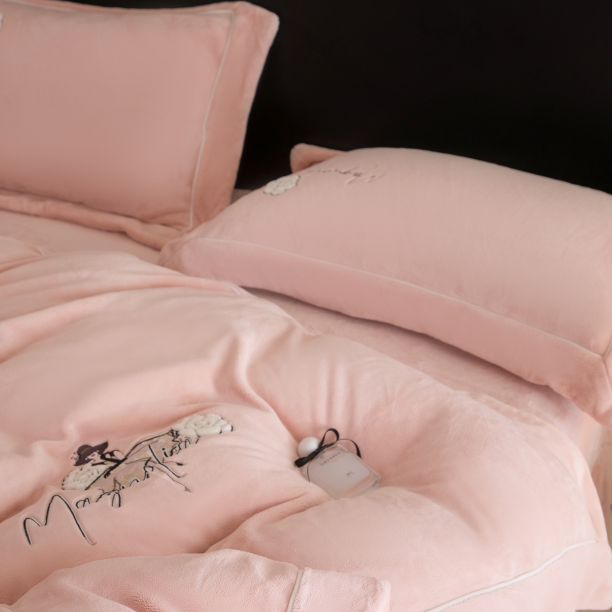 91家纺网 家纺一手货源 找家纺 （总）芯丝路枕业 2025新款丽莎蚕丝绒四件套