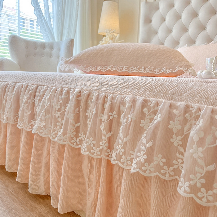 91家纺网 家纺一手货源 找家纺 网红馆（ck家纺） 2025新款雕花牛奶绒床裙系列单床裙-蜜语甜心 蜜语甜心-浅玉