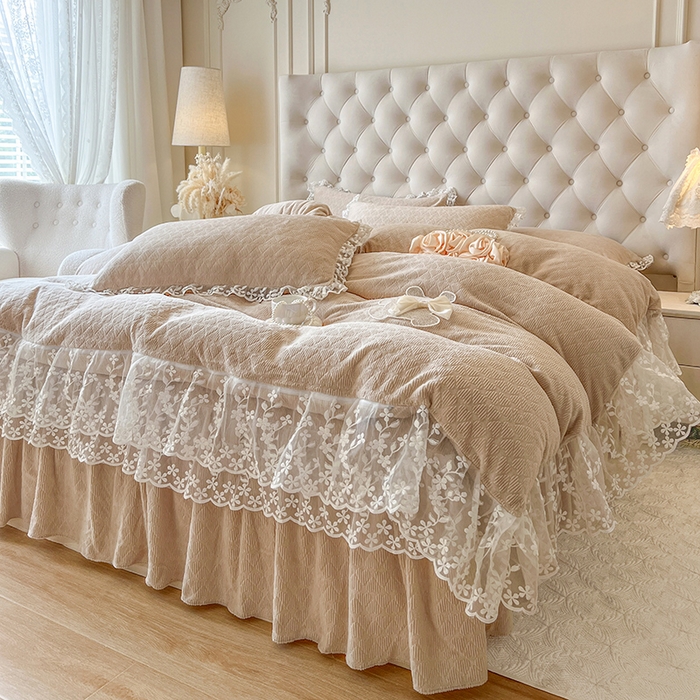 91家纺网 家纺一手货源 找家纺 网红馆（ck家纺） 2025新款雕花牛奶绒床裙系列单床裙-蜜语甜心 蜜语甜心-卡其