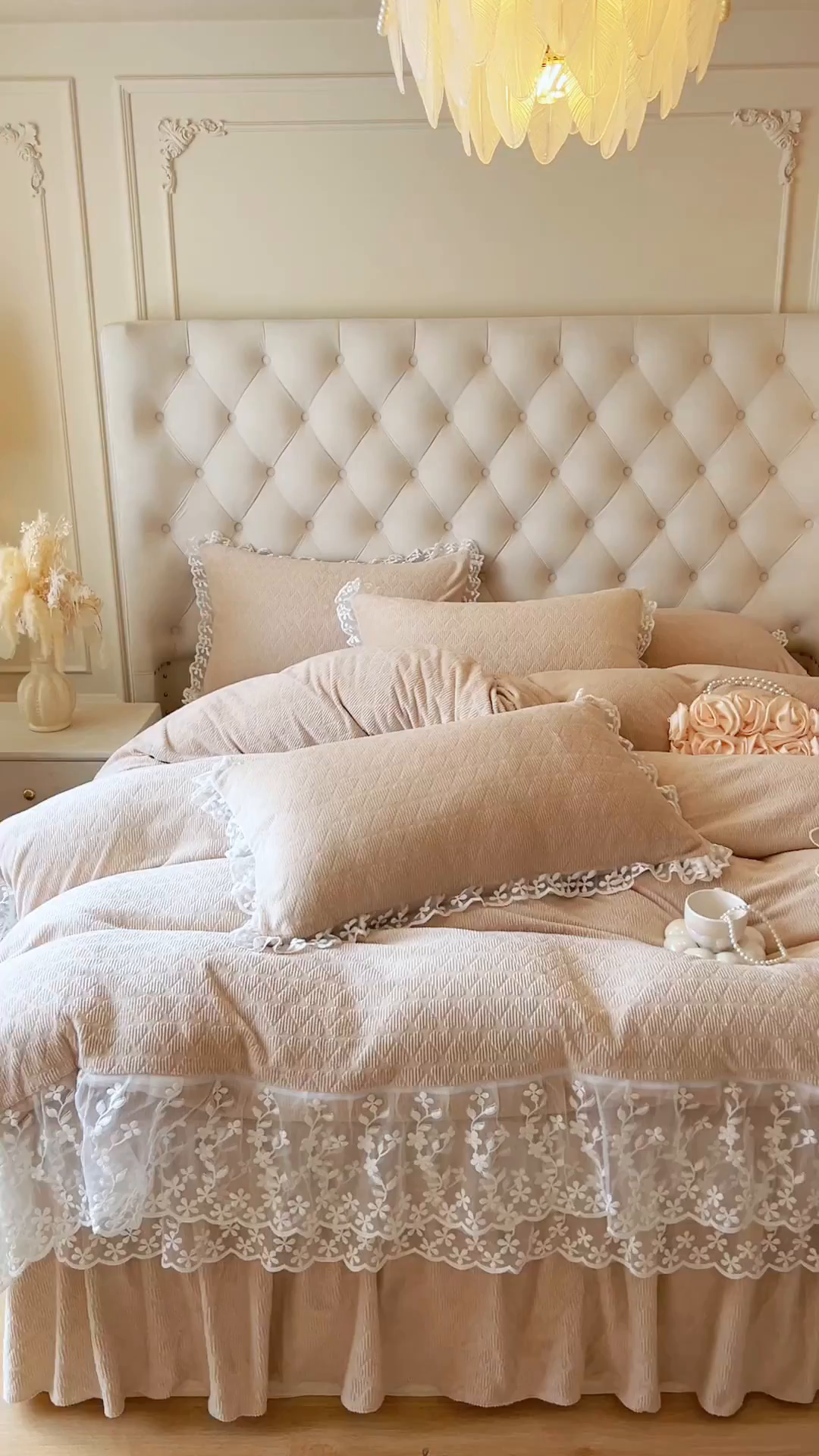 91家纺网 家纺一手货源 找家纺 网红馆（ck家纺） 2025新款雕花牛奶绒床裙系列单床裙-蜜语甜心 蜜语甜心-卡其