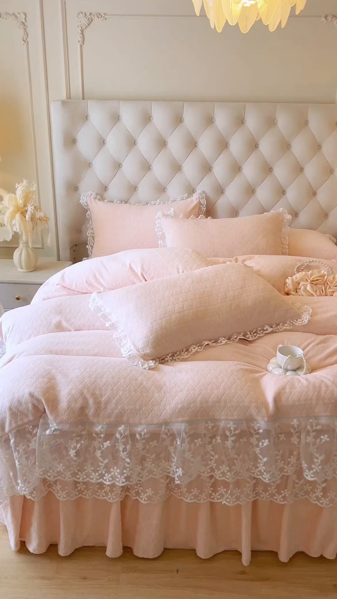 91家纺网 家纺一手货源 找家纺 网红馆（ck家纺） 2025新款雕花牛奶绒床裙系列单床裙-蜜语甜心 蜜语甜心-浅玉