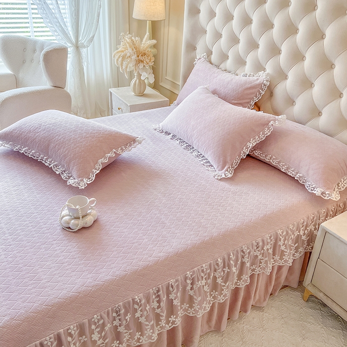 91家纺网 家纺一手货源 找家纺 网红馆（ck家纺） 2025新款雕花牛奶绒床裙系列单床裙-蜜语甜心 蜜语甜心-浅紫