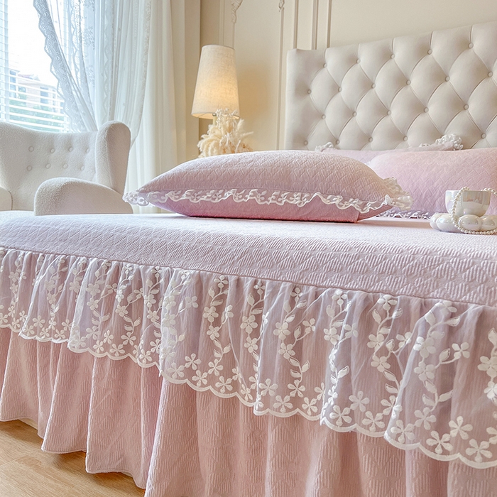 91家纺网 家纺一手货源 找家纺 网红馆（ck家纺） 2025新款雕花牛奶绒床裙系列单床裙-蜜语甜心 蜜语甜心-浅紫