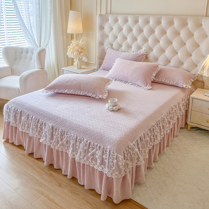 91家纺网 家纺一手货源 找家纺 网红馆（ck家纺） 2025新款雕花牛奶绒床裙系列单床裙-蜜语甜心 蜜语甜心-浅紫