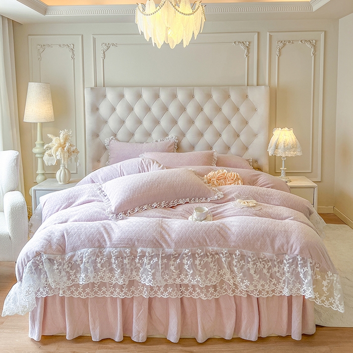 91家纺网 家纺一手货源 找家纺 网红馆（ck家纺） 2025新款雕花牛奶绒床裙系列单床裙-蜜语甜心 蜜语甜心-浅紫