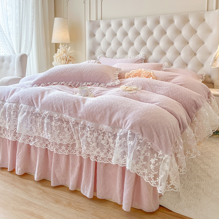 91家纺网 家纺一手货源 找家纺 网红馆（ck家纺） 2025新款雕花牛奶绒床裙系列单床裙-蜜语甜心 蜜语甜心-浅紫