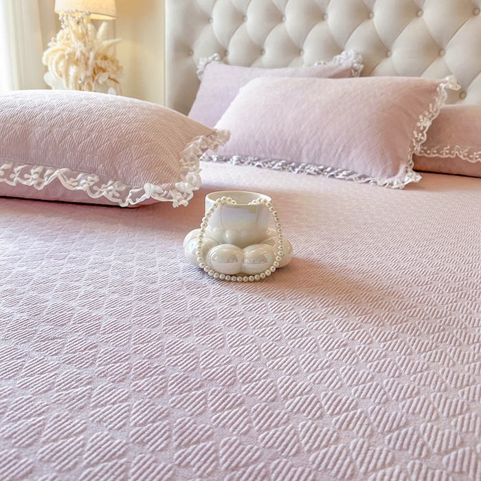 91家纺网 家纺一手货源 找家纺 网红馆（ck家纺） 2025新款雕花牛奶绒床裙系列单床裙-蜜语甜心 蜜语甜心-浅紫