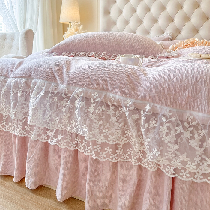 91家纺网 家纺一手货源 找家纺 网红馆（ck家纺） 2025新款雕花牛奶绒床裙系列单床裙-蜜语甜心 蜜语甜心-浅紫