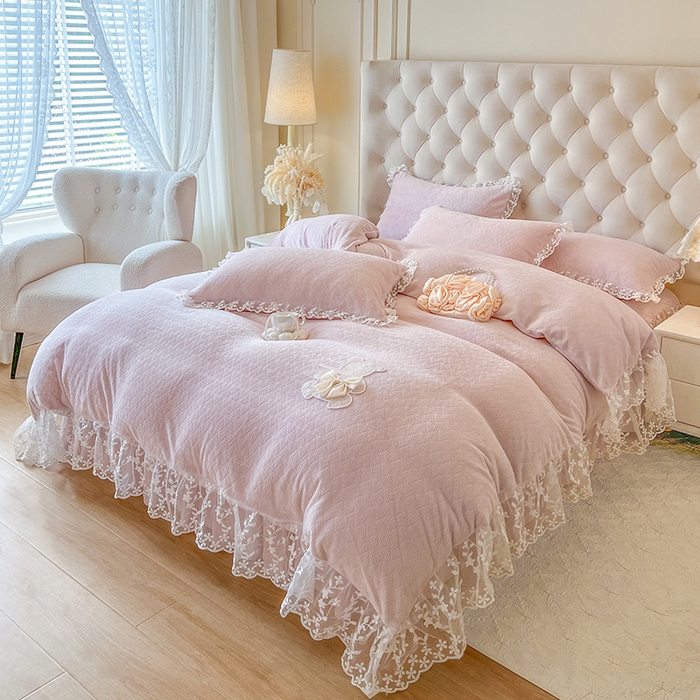 91家纺网 家纺一手货源 找家纺 网红馆（ck家纺） 2025新款雕花牛奶绒床裙系列单床裙-蜜语甜心 蜜语甜心-浅紫